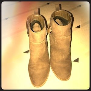 Charlotte rises olive heels .